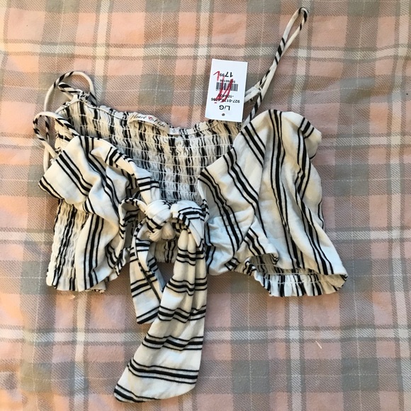 Chic Black and White Women’s Striped Crop - Picture 4 of 6